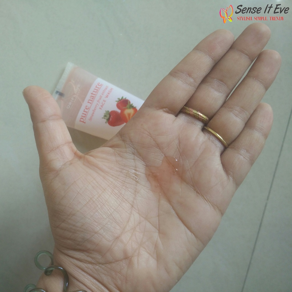 Oriflame Pure Nature Strawberry Fruit Extract Facewash swatch