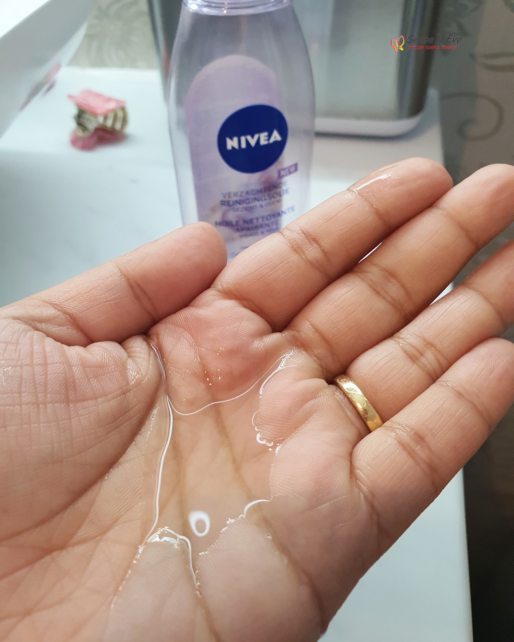NIVEA Soothing Cleansing Oil Texture